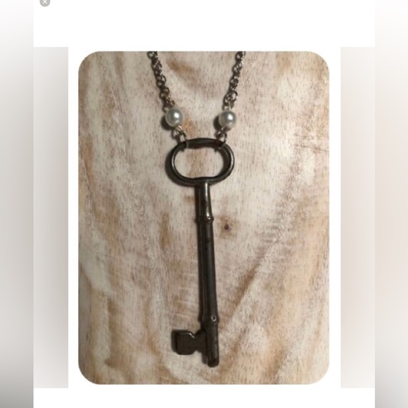 🗝️Antique Vintage Skeleton Key Pendant - Picture 10 of 10